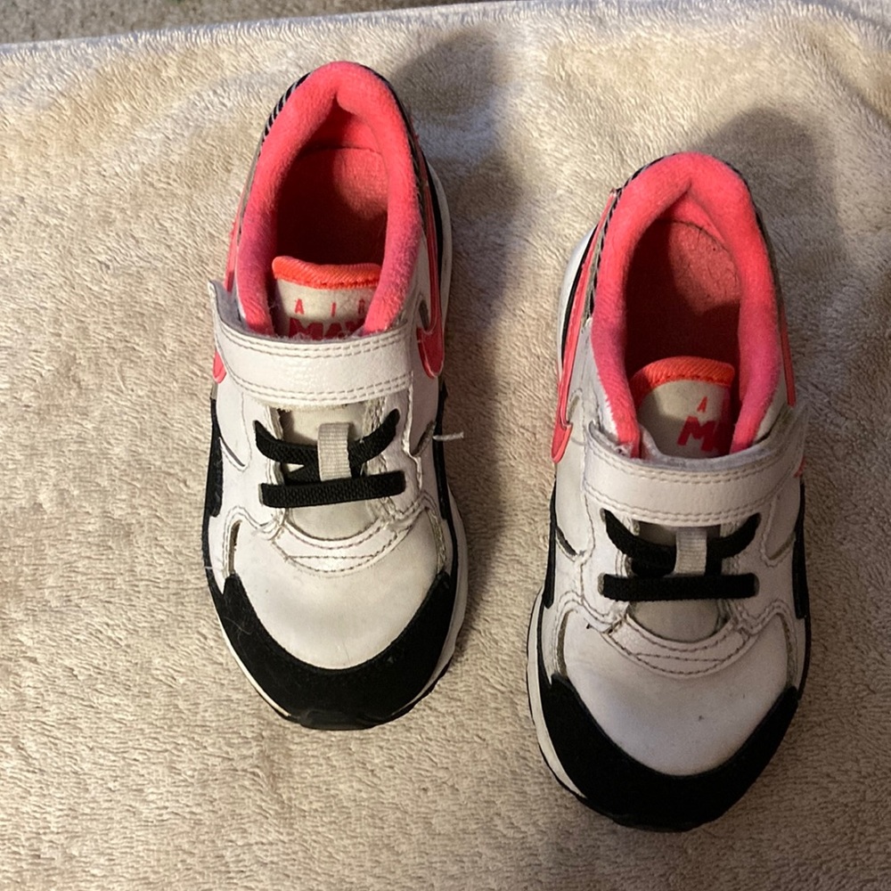 Girls Nike HOT pink black and white